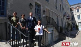 江阴网红吃瓜事件视频播放,视频播放引发全网热议